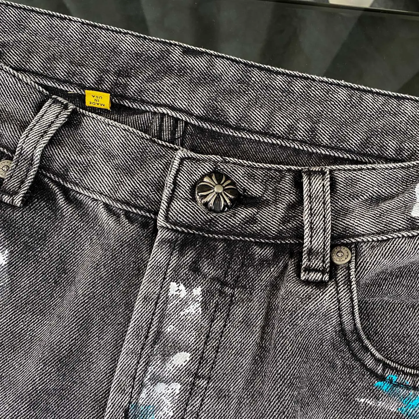 P330 CH Chromehearts colorful spliced ​​cross patch leather retro hand-painted splash-ink jeans, counter price 34W level, patch cross flower embellishment, washed jeans! ! An absolutely high-end luxury product, a 1.9W-level god-level single product, a super popular product, made by top heavy industry, a magic weapon that cannot be missed! [About Zangyin] This is an extremely luxurious fashion brand that can also be called the aristocracy of the high street. It has always been an exclusive brand for some hipsters or rich second generations. Compared with ordinary high streets, it is more luxurious and noble. Compared with luxury brands, it is more fashionable and individual. It has always been a brand that I have a special liking for. [Top heavy industry fashion design] Consistently high-street luxury style. Speaking of this style, the Zangyin family and GU family are definitely the leading representative brands. Especially the Zangyin family has really achieved a state-of-the-art effect in creating high-street style. The unique washed material is used to create this style. The color system is already quite eye-catching. After it is decorated with patchwork cross flowers, it cleverly highlights the charm of the brand. Secondly, this style uses classic The high-waist cutting design highlights the long legs and fashionable temperament of the upper body. The brand is highly recognizable and the slim fit configuration is more suitable for daily wear. It is a product that interprets personality, fashion, and specifications at a glance. This single product is enough to make any fan excited. It can be a white T-shirt for a youthful college style, or a tight suspender for a royal style. It has strong matching ability and can be easily controlled by men.  [Materials and craftsmanship] Needless to say, this point goes without saying. As an excellent craftsman brand, Zangyin’s requirements for details and craftsmanship are really perfect. The washed color of this model has gone through so many processes, not to mention the embellishment of denim appliques. It is also purely hand-made and sewn. Just like what they believe in, only hand-made things have soul and have the meaning of wear. A top-notch heavy-duty fashionable denim item, I look forward to your perfect interpretation! !  Color: black gray Size: 28-36